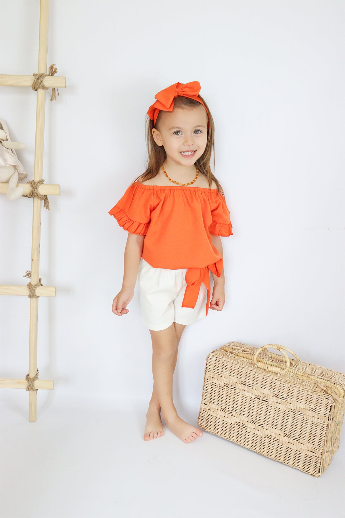 Set Sunny - dreiteiliges Set - orangenes Oberteil, weiße Jeans Shorts und Haarband