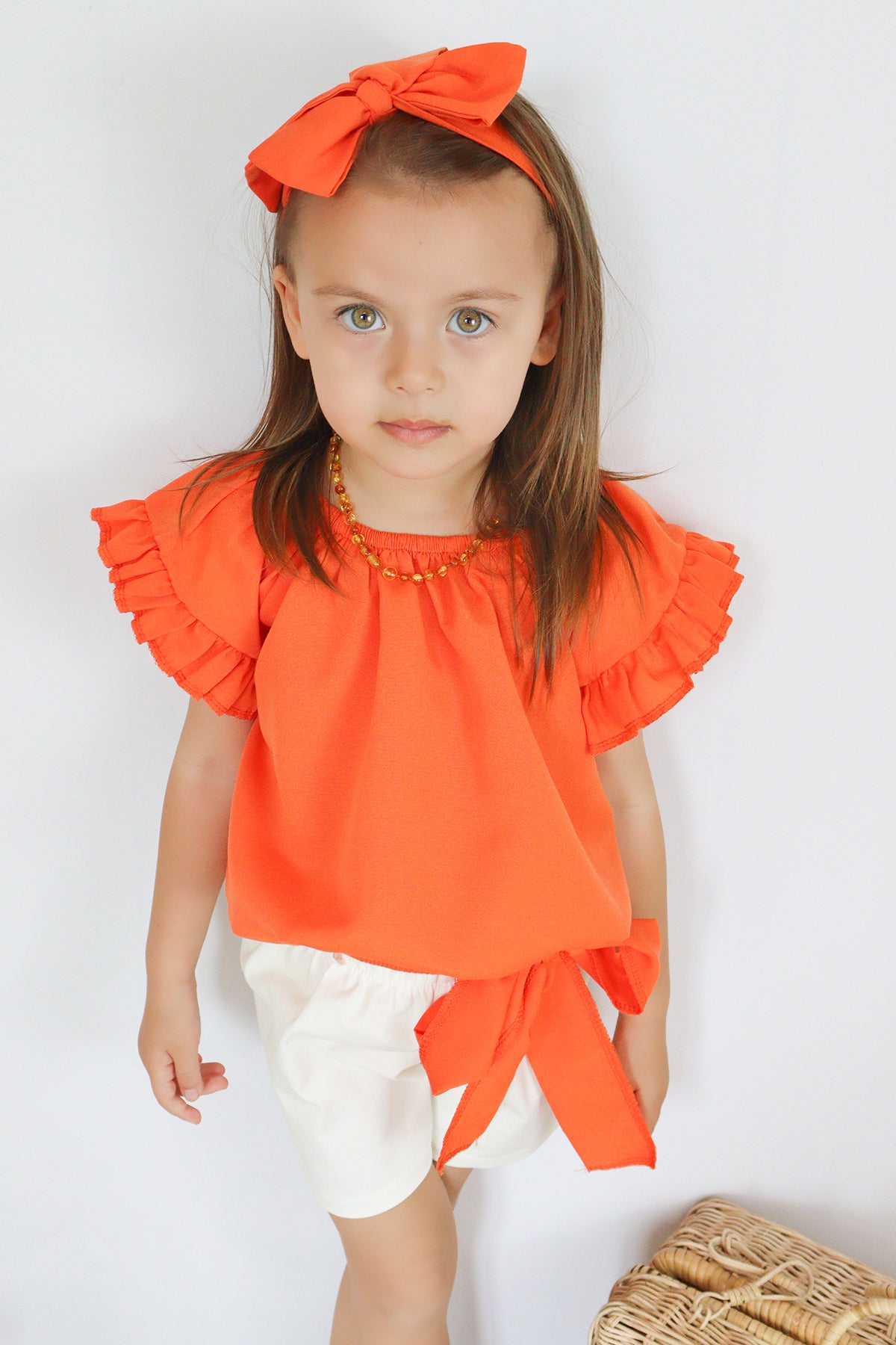 Set Sunny - dreiteiliges Set - orangenes Oberteil, weiße Jeans Shorts und Haarband