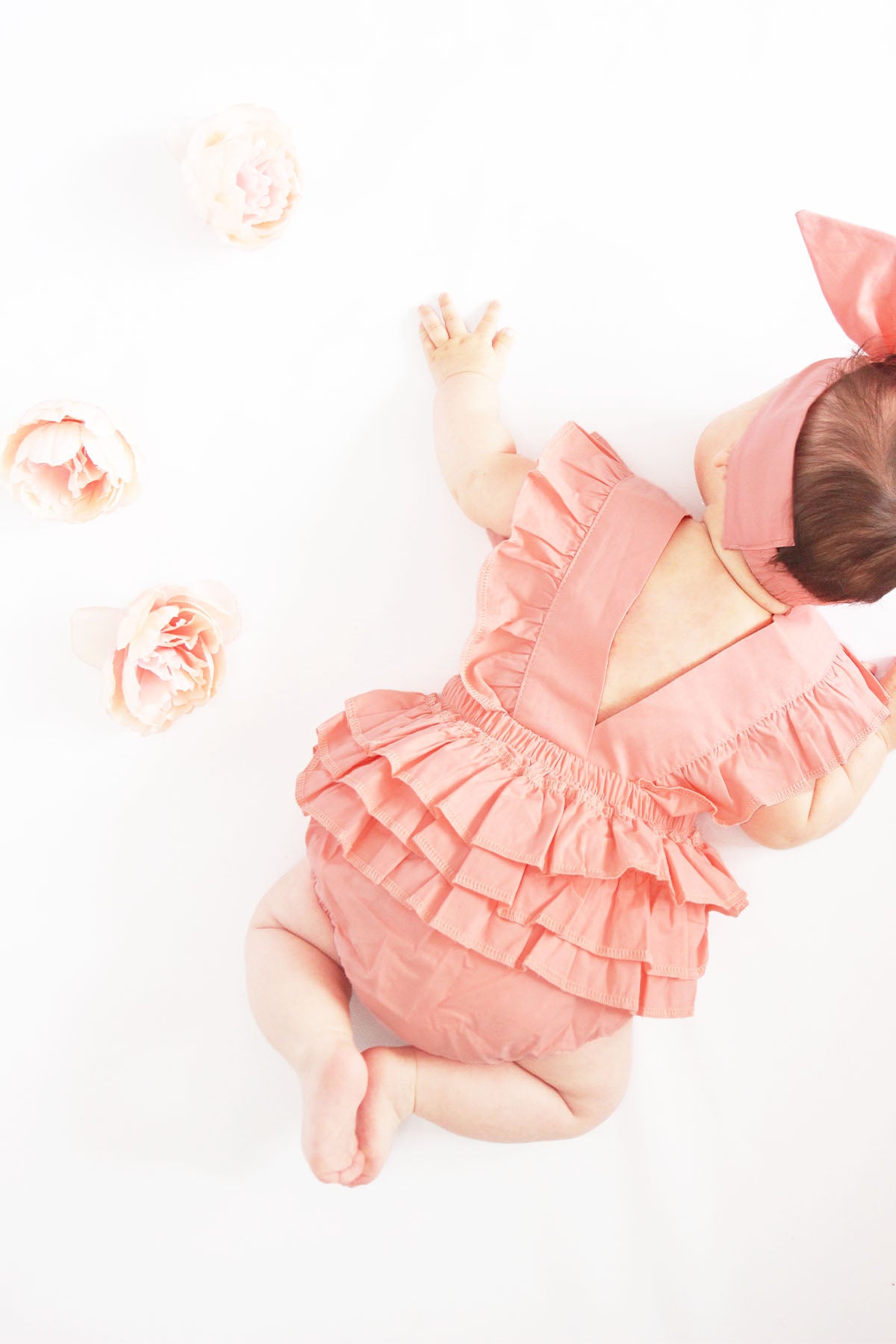 Entzückende Baby Salopette - lachsfarben - mit Haarband