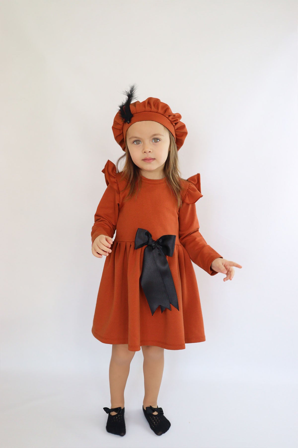 Kleid Sofia - Orange/Rostfarbenes Kleid mit Schleifendetail und Mütze im Set