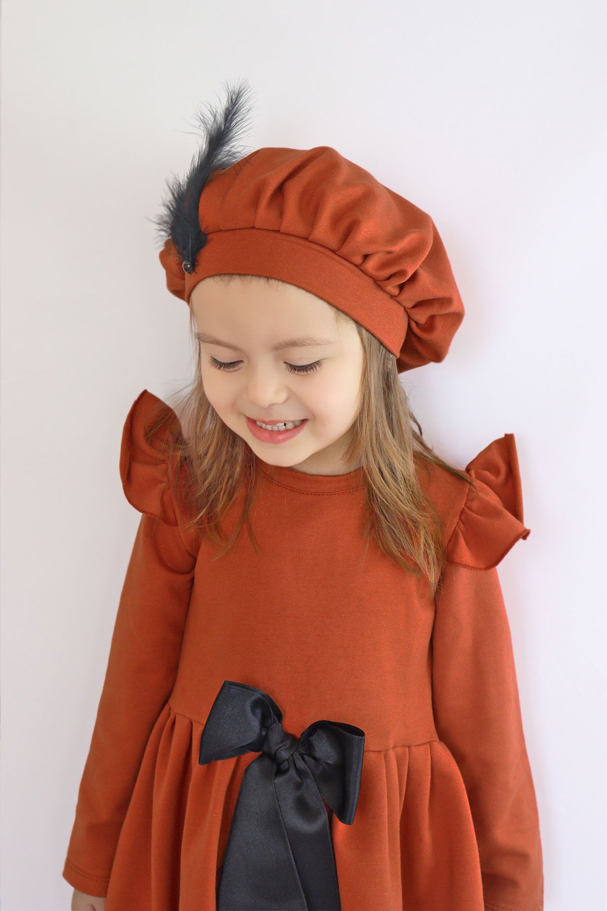 Kleid Sofia - Orange/Rostfarbenes Kleid mit Schleifendetail und Mütze im Set