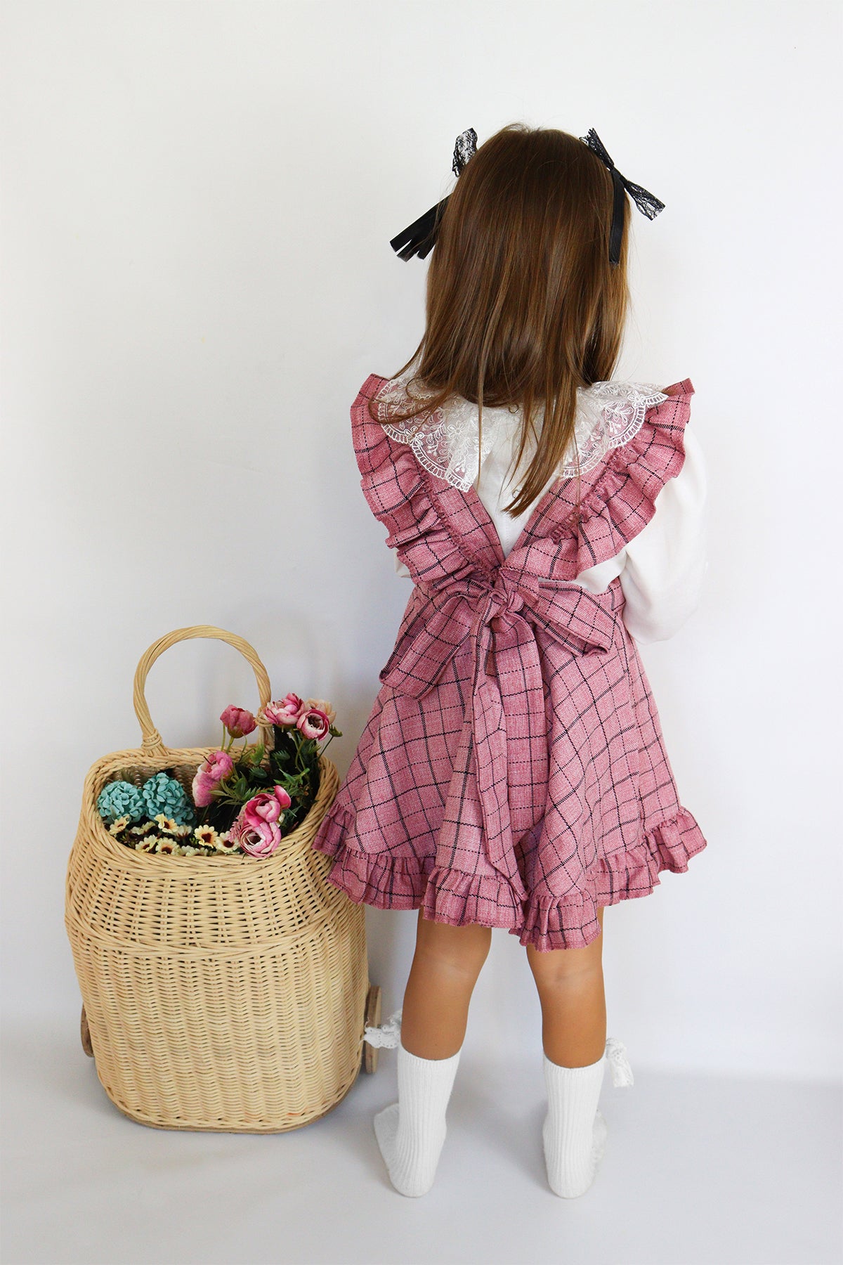 Giletkleid Flamingo - Kleid in Rosa mit Rüschen, einem Oberteil mit Spitzendetails und Haarspangen