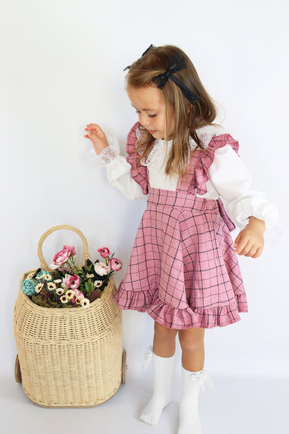 Giletkleid Flamingo - Kleid in Rosa mit Rüschen, einem Oberteil mit Spitzendetails und Haarspangen