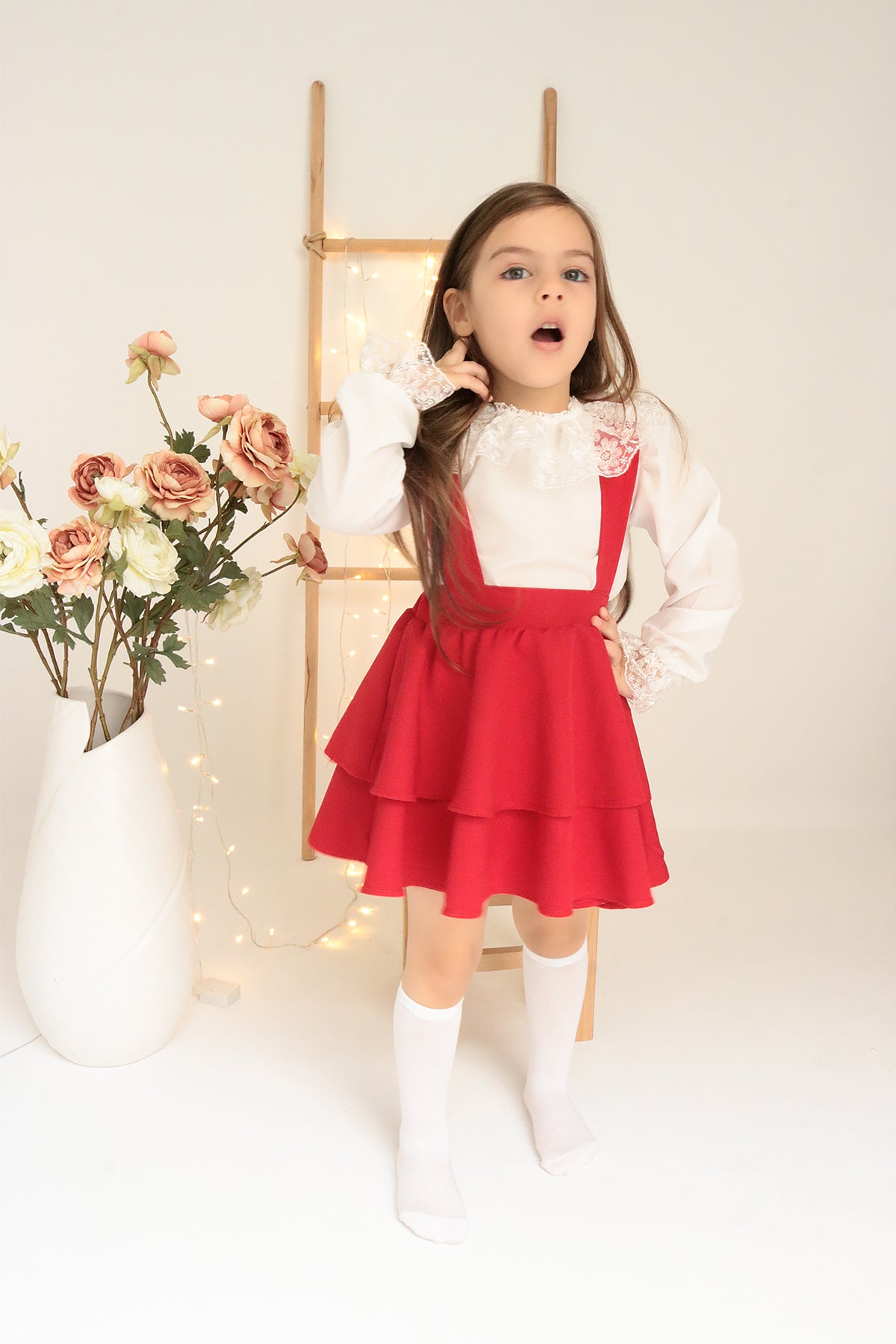 Giletkleid Helen - Rotes Kleid mit Trägern und zweistufigem Glockenrock dazu weiße Bluse mit Spitzendetails