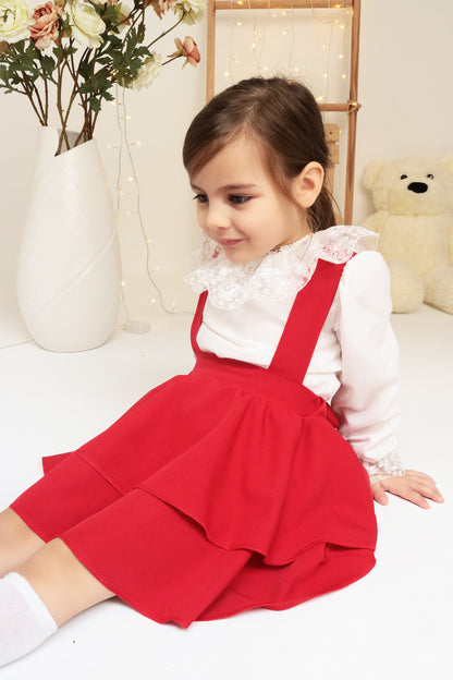 Giletkleid Helen - Rotes Kleid mit Trägern und zweistufigem Glockenrock dazu weiße Bluse mit Spitzendetails