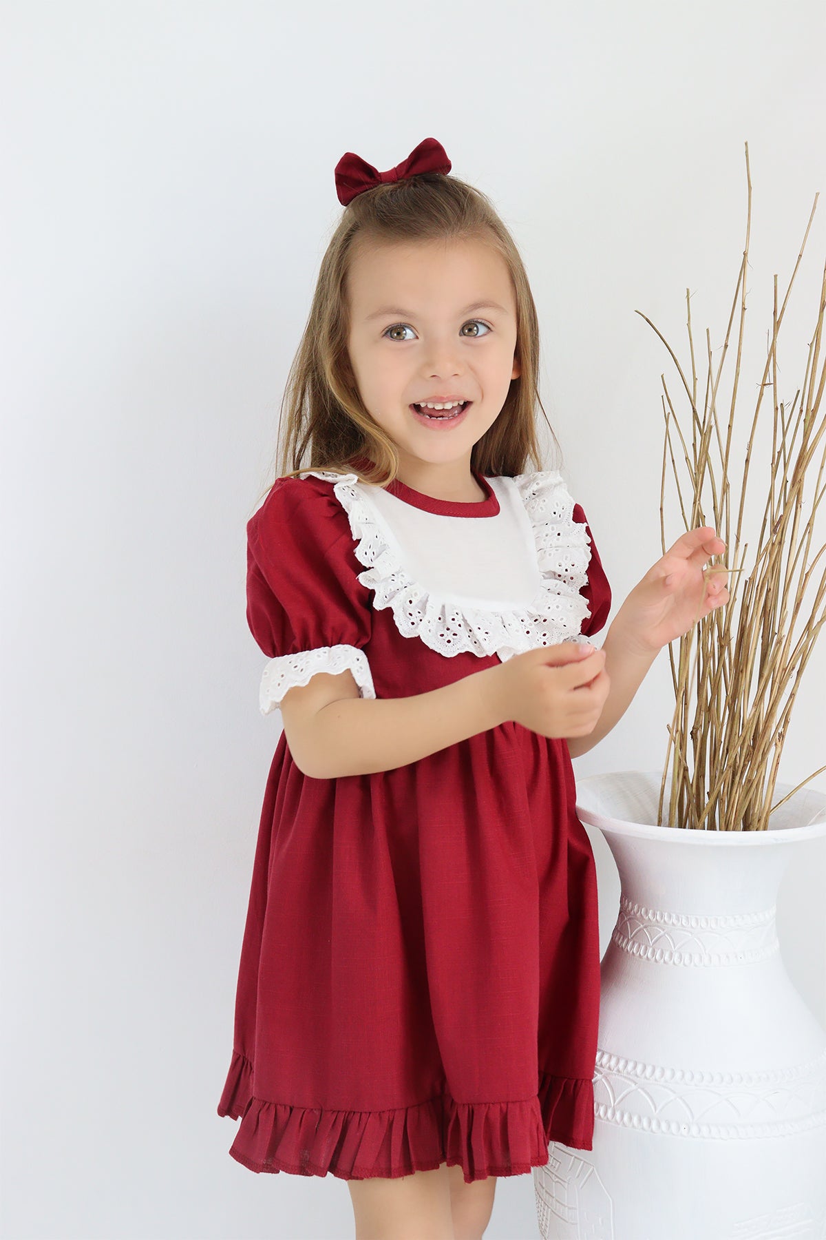 Kleid Ruby - Bordeaux Kleid kurzärmelig mit Rüschensaum Spitzendetails und Haarspange