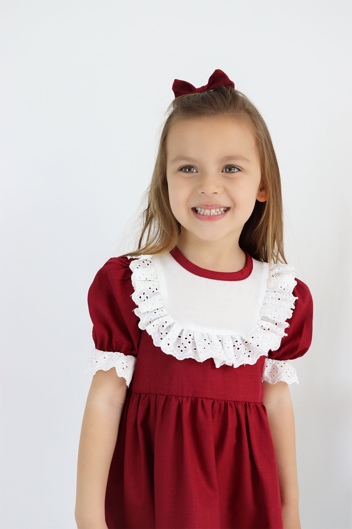 Kleid Ruby - Bordeaux Kleid kurzärmelig mit Rüschensaum Spitzendetails und Haarspange