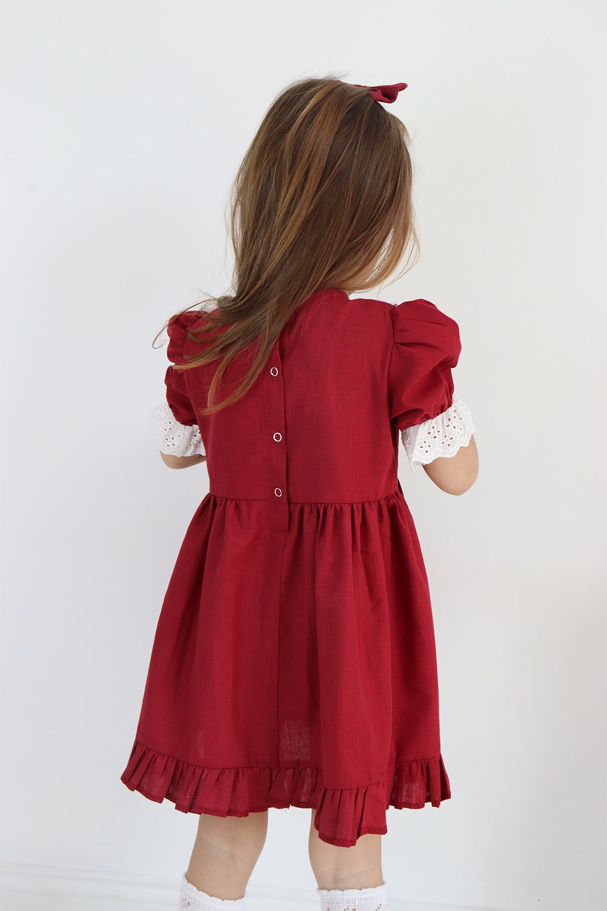 Kleid Ruby - Bordeaux Kleid kurzärmelig mit Rüschensaum Spitzendetails und Haarspange