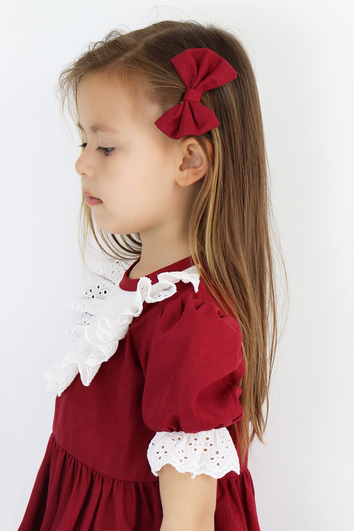 Kleid Ruby - Bordeaux Kleid kurzärmelig mit Rüschensaum Spitzendetails und Haarspange