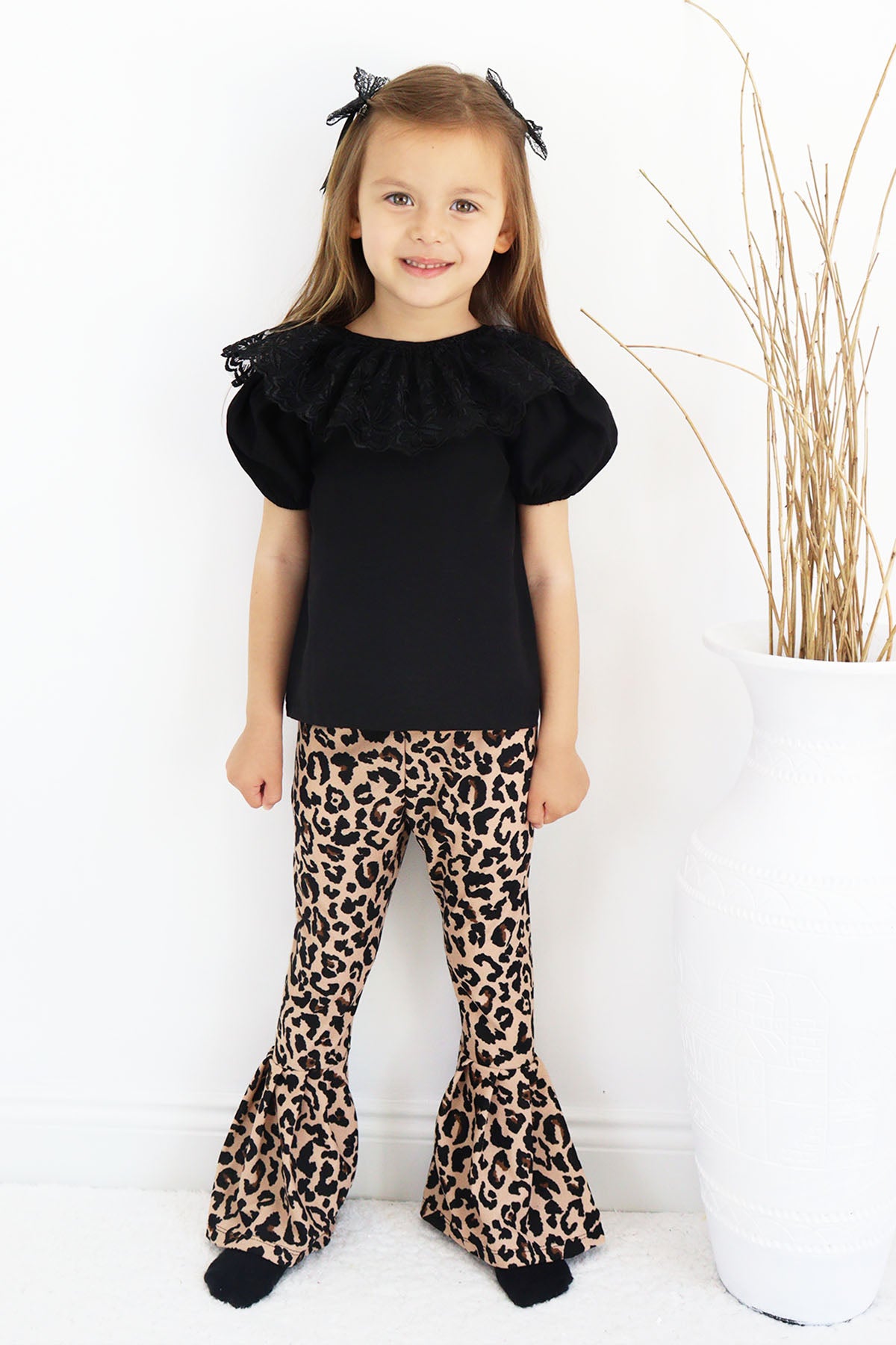 Set Bright - Besteht aus Hose mit Leopardenmuster, Bluse mit Spitze und Haarspangen