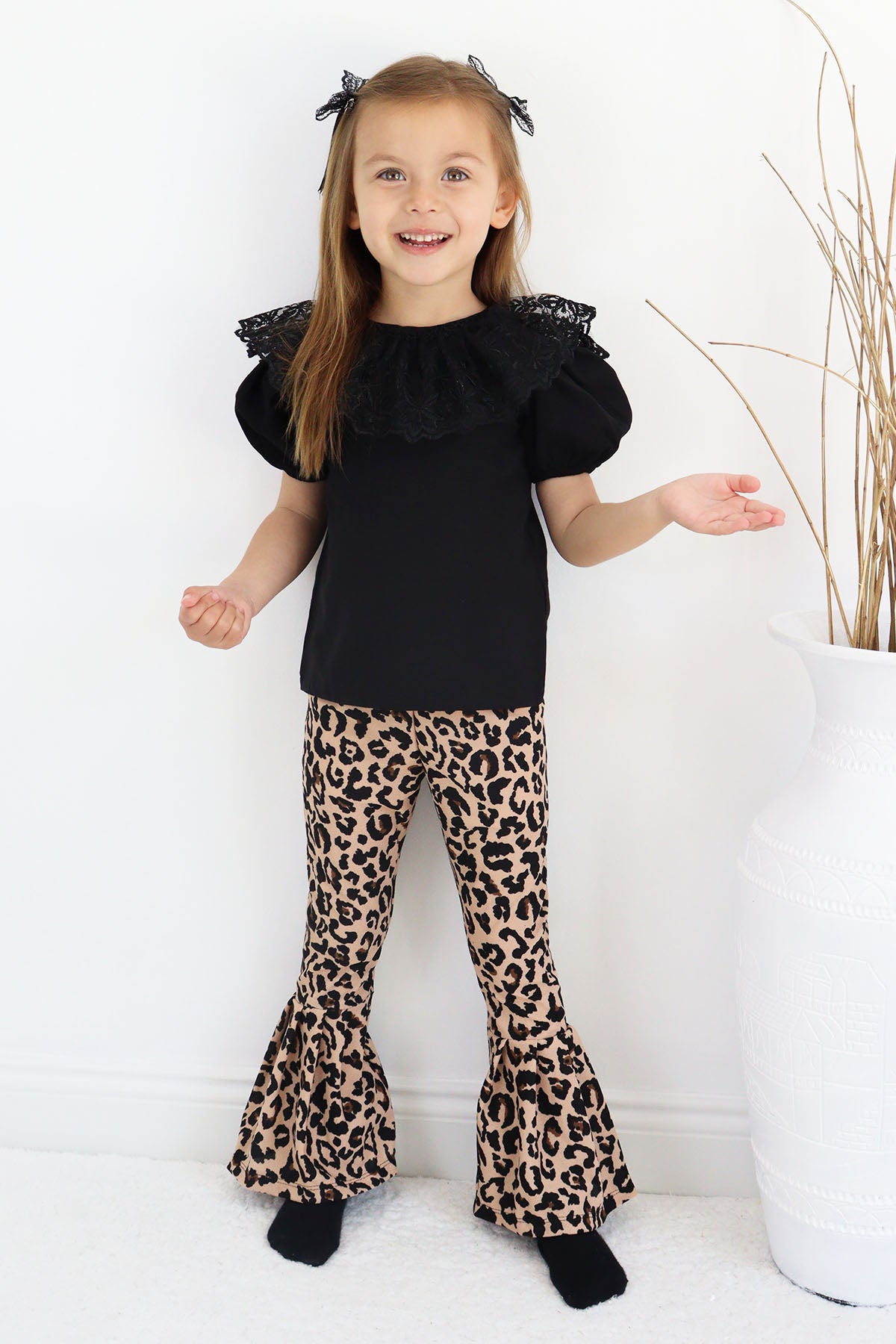 Set Bright - Besteht aus Hose mit Leopardenmuster, Bluse mit Spitze und Haarspangen