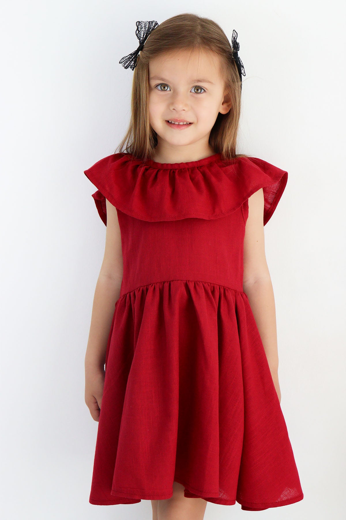 Kleid Cherry - Bordeaux farbendes Kleid mit Schleife, Rüschen und Haarspangen