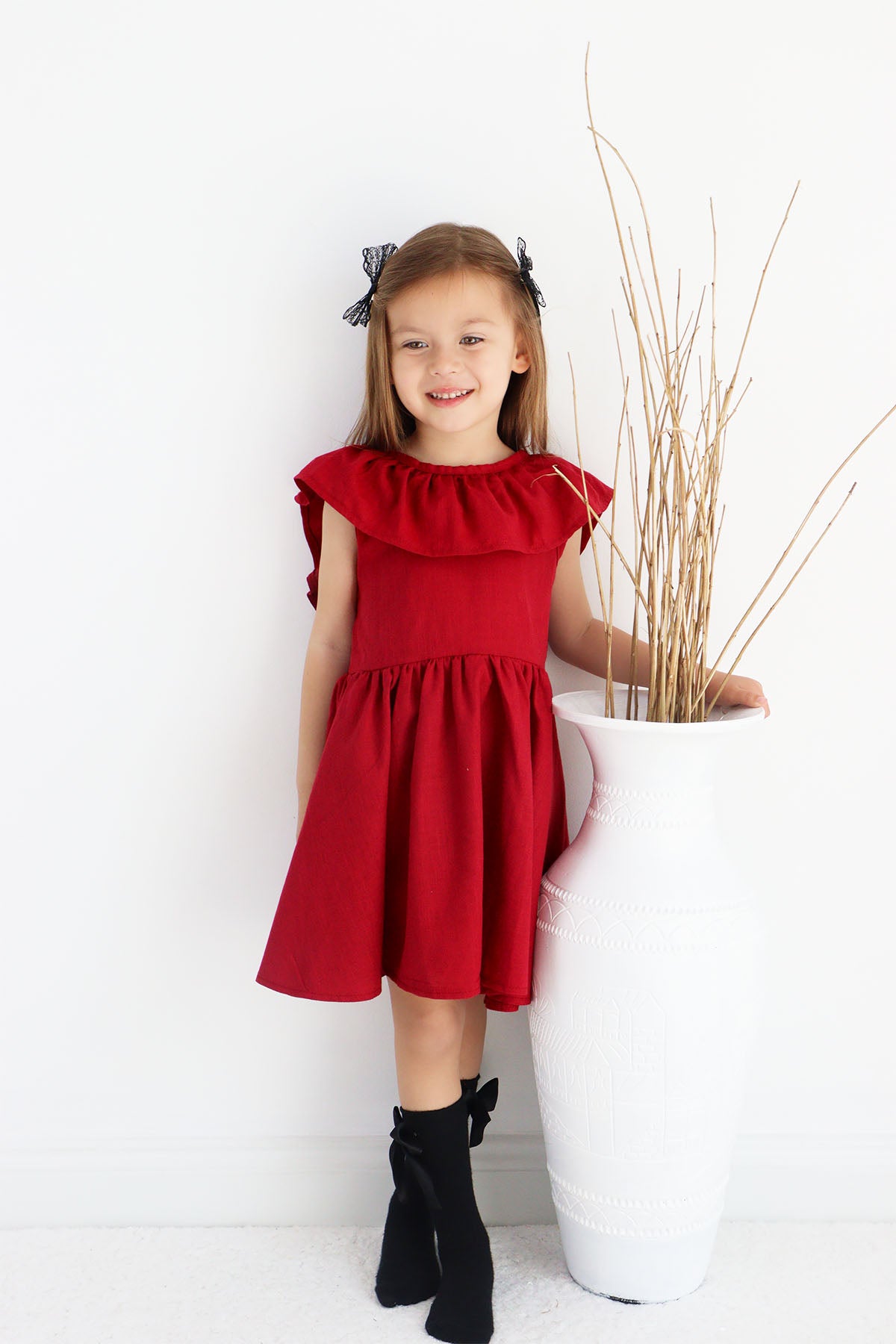 Kleid Cherry - Bordeaux farbendes Kleid mit Schleife, Rüschen und Haarspangen