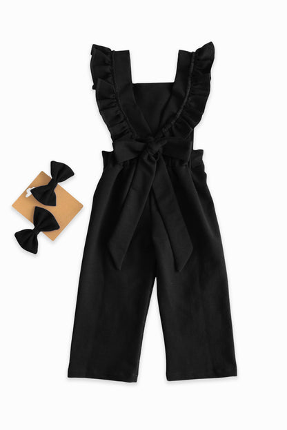 Schwarze Salopette Berlin - Jumpsuit in Schwarz mit Volantschultern und Haarspangen